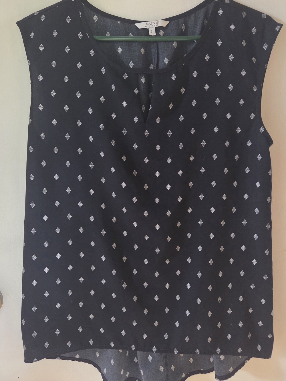 ALFRED SUNG Navy Sleeveless Blouse with White Diamond Print